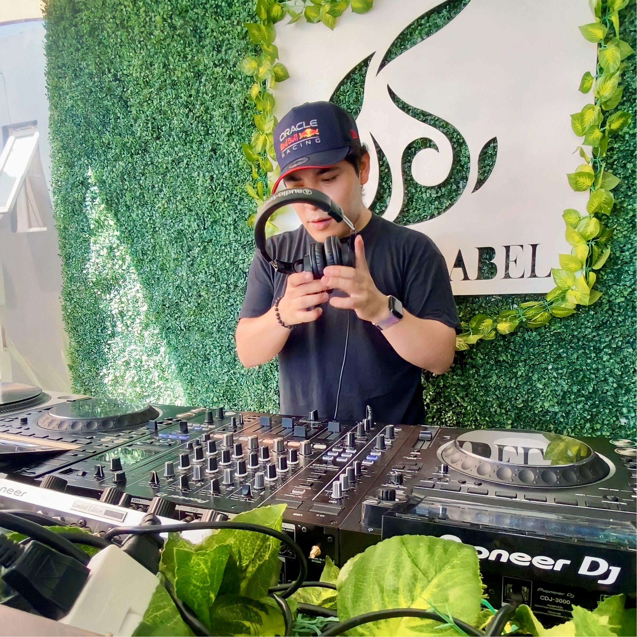 ANGL: El Dj y productor que fusiona el disco y el techno